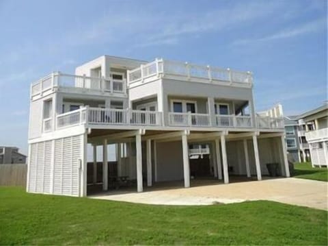 Open view of the house. Enjoy the grill and basketball hoop in the shade area. 