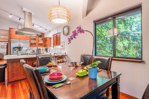 Easily set the table for 6 or use it for family game night!