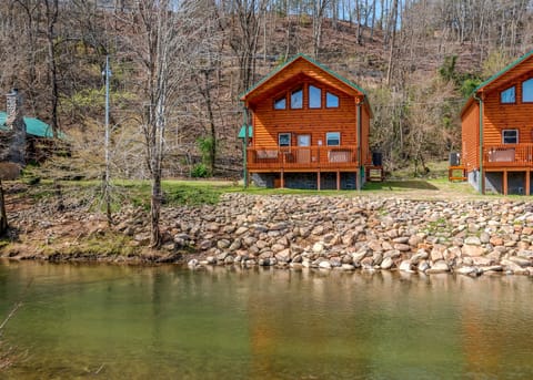 Pigeon Forge Cabins "Lighthouse Harbor" - Located on the Shore of the Little Pigeon River