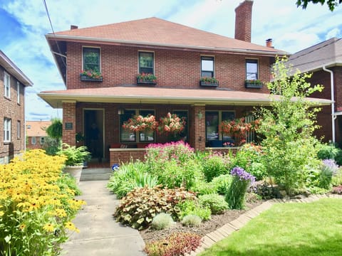 Duplex with 1800 sq-ft of living all on 1 floor. Owners live on second floor.