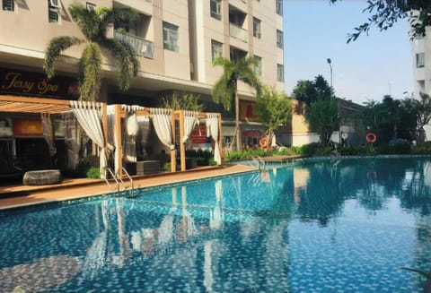Relaxing swimming pool