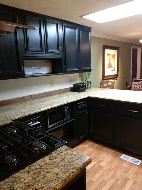Kitchen Counters / Snack bar with two bar stools
