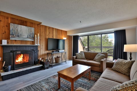 Welcome to our renovated Mountain Green condo.