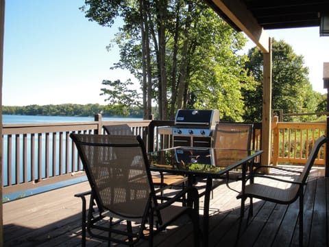 Lakeside deck: Perfect for your morning coffee!
