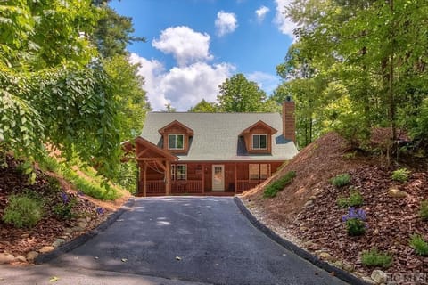 Private spacious driveway on cul de sac