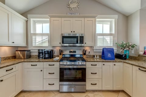 Top-Level Kitchen with Bar (seats 5)