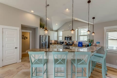 Top-Level Kitchen with Bar (seats 5)