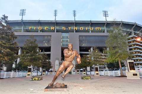 5 minutes to LSU and Tiger Stadium. 2 blocks to gameday shuttle pick up/drop off