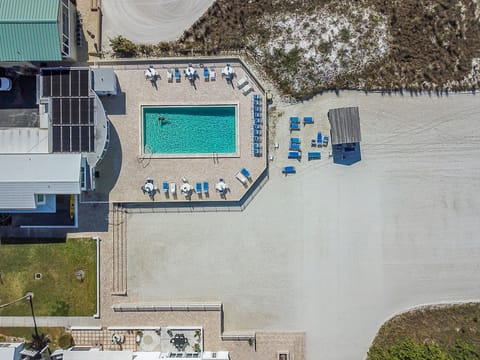 Unique Pool right on the beach.  Very rare on Siesta Key!