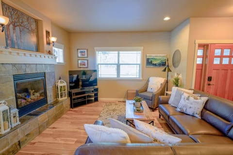 Chukar's Nest has a cozy living room with plenty of comfortable seating.