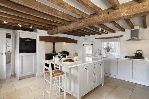 Yew Tree Farmhouse Kitchen - StayCotswold