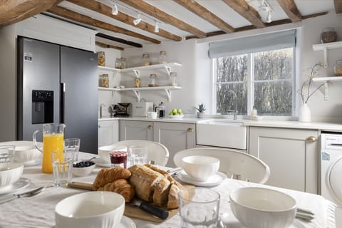 Yew Tree Farmhouse Kitchen - StayCotswold