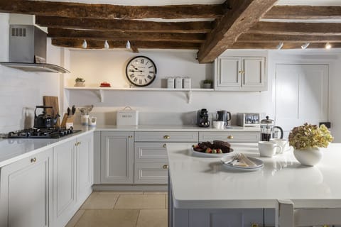 Yew Tree Farmhouse Kitchen - StayCotswold