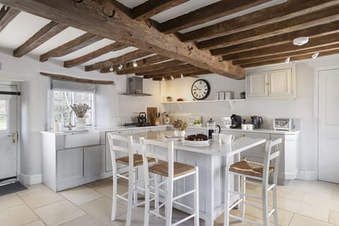 Yew Tree Farmhouse Kitchen - StayCotswold