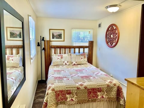 Bedroom with queen size bed 