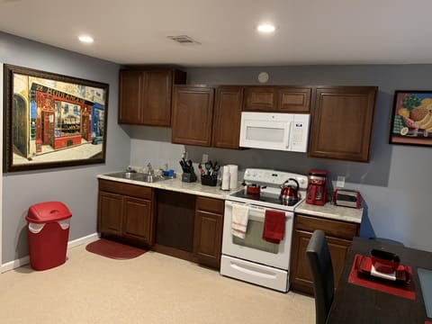 fully equipped Kitchen with Dining table 