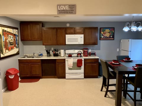 fully equipped Kitchen with Dining table 