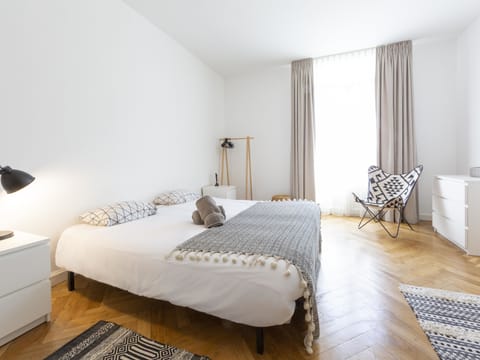 First Air-conditioned Large bedroom with double bed (180) or 2 single beds