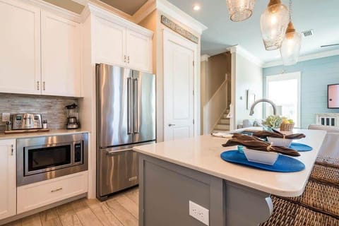 Modern, Stainless Steel Appliances!!