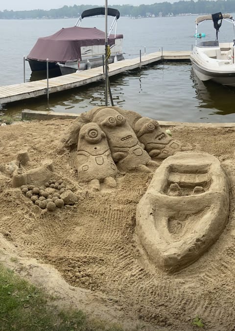 Even the minions love the lake 