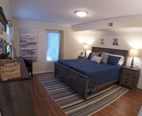 Master bedroom w/ pressure-relieving, supportive king size memory foam mattress