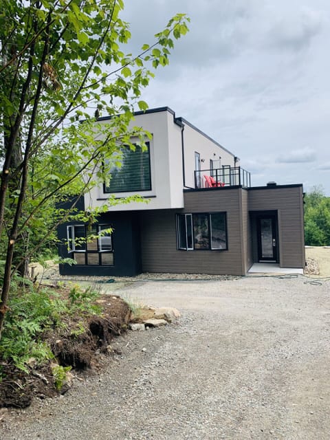Front of Le Rocher Mountain Home