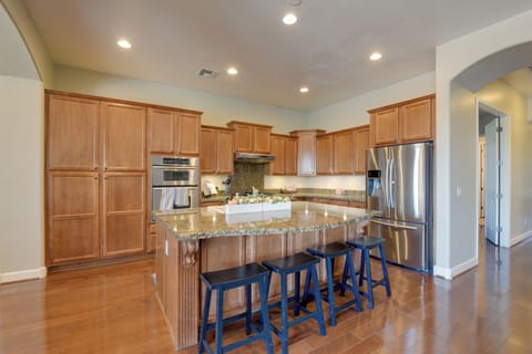 Kitchen | Dishwasher | Breakfast Bar | Stainless Steel Appliances
