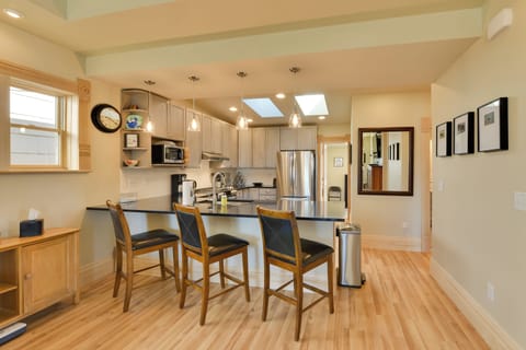 Breakfast Bar Dining