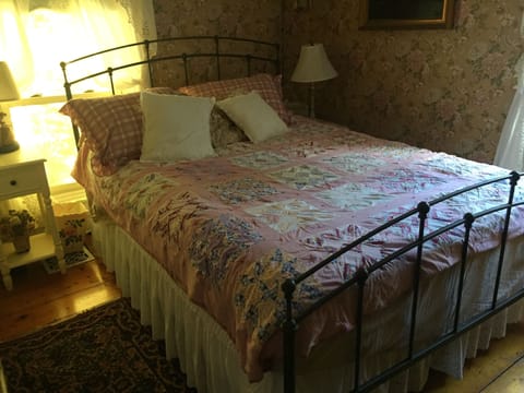 2nd Bedroom, Queen Bed, dresser, closet, 2 windows