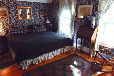 Main Bedroom, Comfortable King Bed, 3 windows