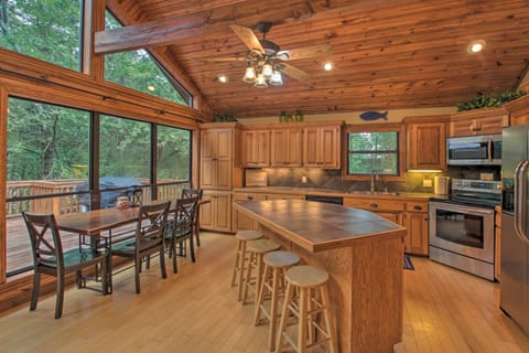 Dining Area & Kitchen