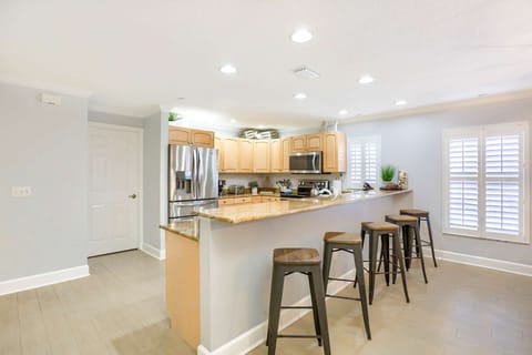 Kitchen Breakfast Bar with seating for 5