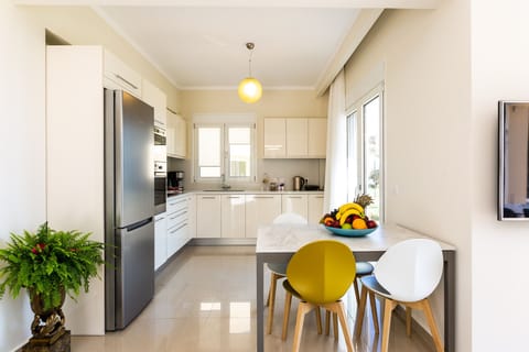 The villa covers 220 m2 in total.