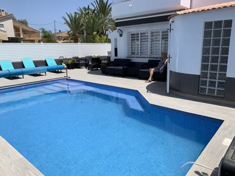 the saltwater pool      ( no Chlorine)              