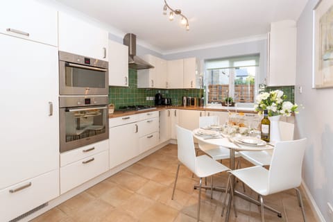 Beautifully equipped kitchen with everything you need