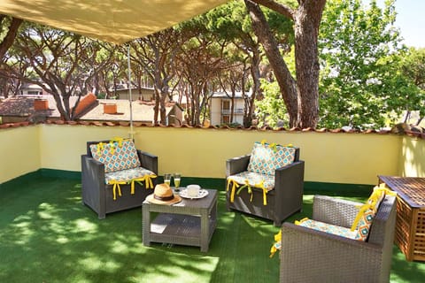 Marina di Grosseto - Lavanda Apartment - The sitting room on the large terrace shaded by pine trees