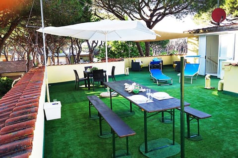 Marina di Grosseto - Lavanda Apartment - The large table on the terrace perfect for family dinners