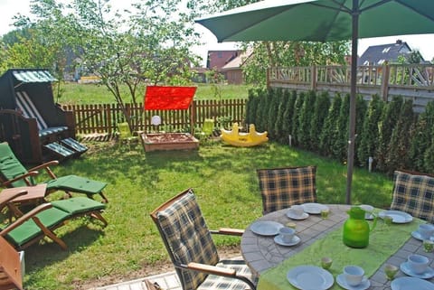 Garden with beach chair, 2 sun loungers and terrace with 6 seats.