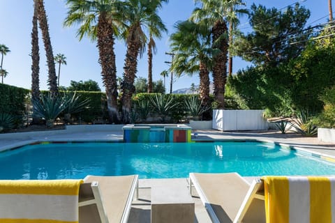pool, hottub, mountain views and loungers- need more?
