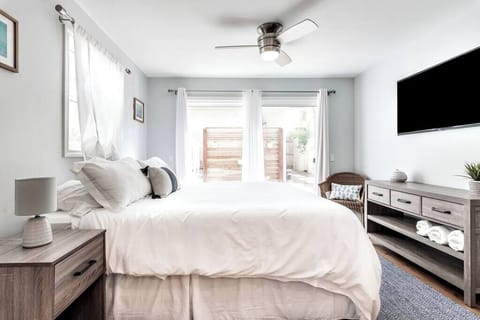 Master Bedroom - King Casper Mattress