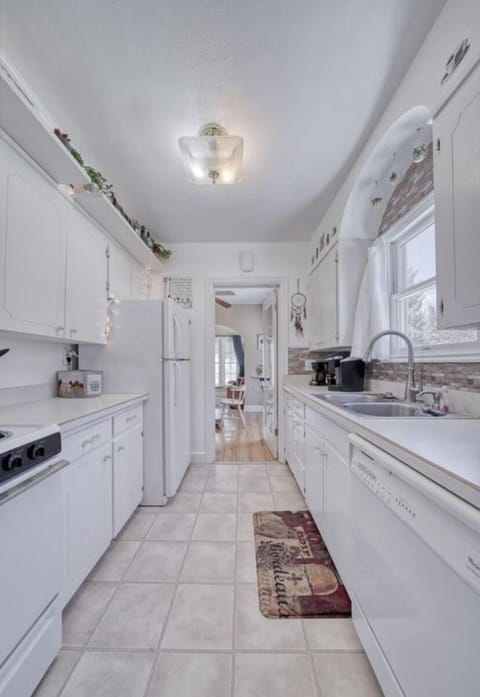 Kitchen area (fully stocked)