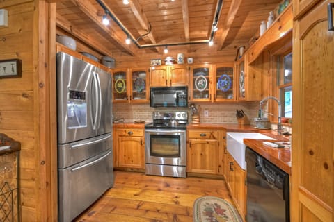 Falling Leaf- Kitchen area featuring the full appliances