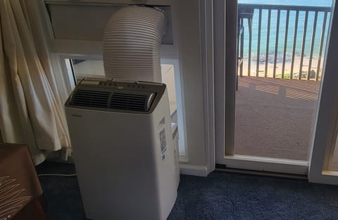 14,000 BTU Toshiba Portable Air Conditioner / Heater Cools Living Room 