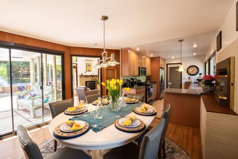 dining area downstairs full size kitchen