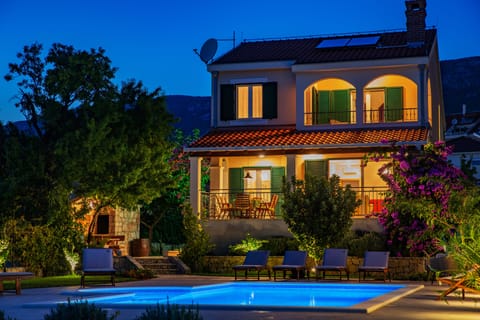 Villa Mendula - night view