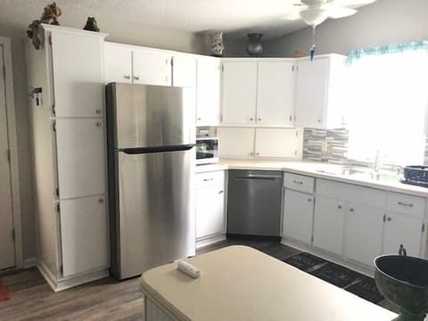 kitchen w/stainless appliances