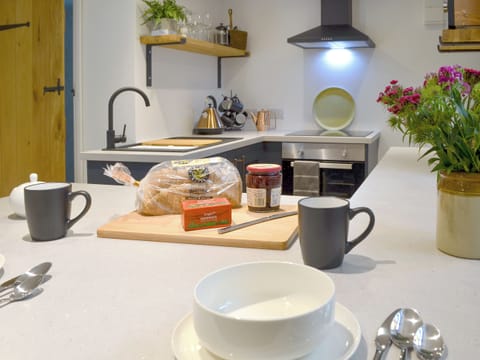 Well equipped kitchen | Ysgoldy Salem - Cewydd Cottages, Cwm-Cewydd, near Machynlleth