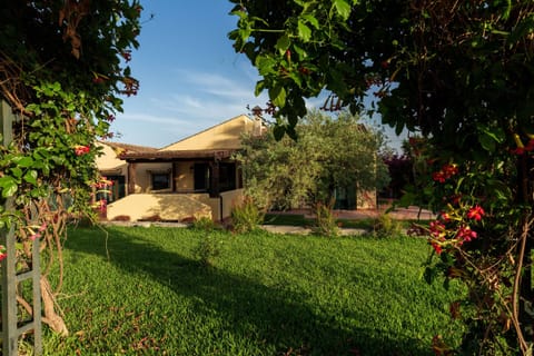 The villa immersed in the greenery of the garden
