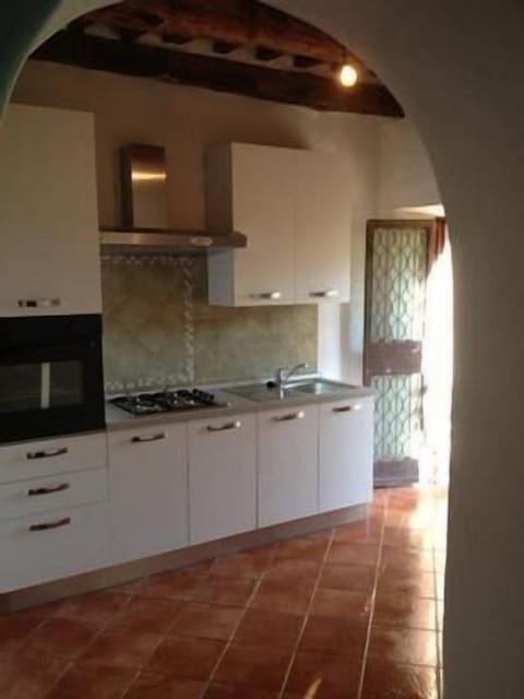 Entrance to the kitchen from the living room