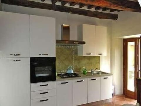 Kitchen with patio door to the garden